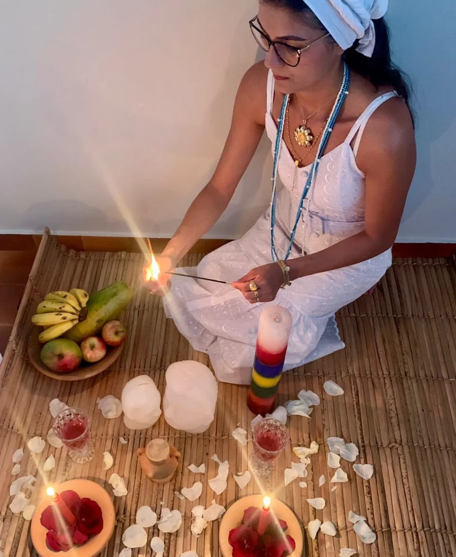 Astróloga Gabriela em momento de trabalho espiritual