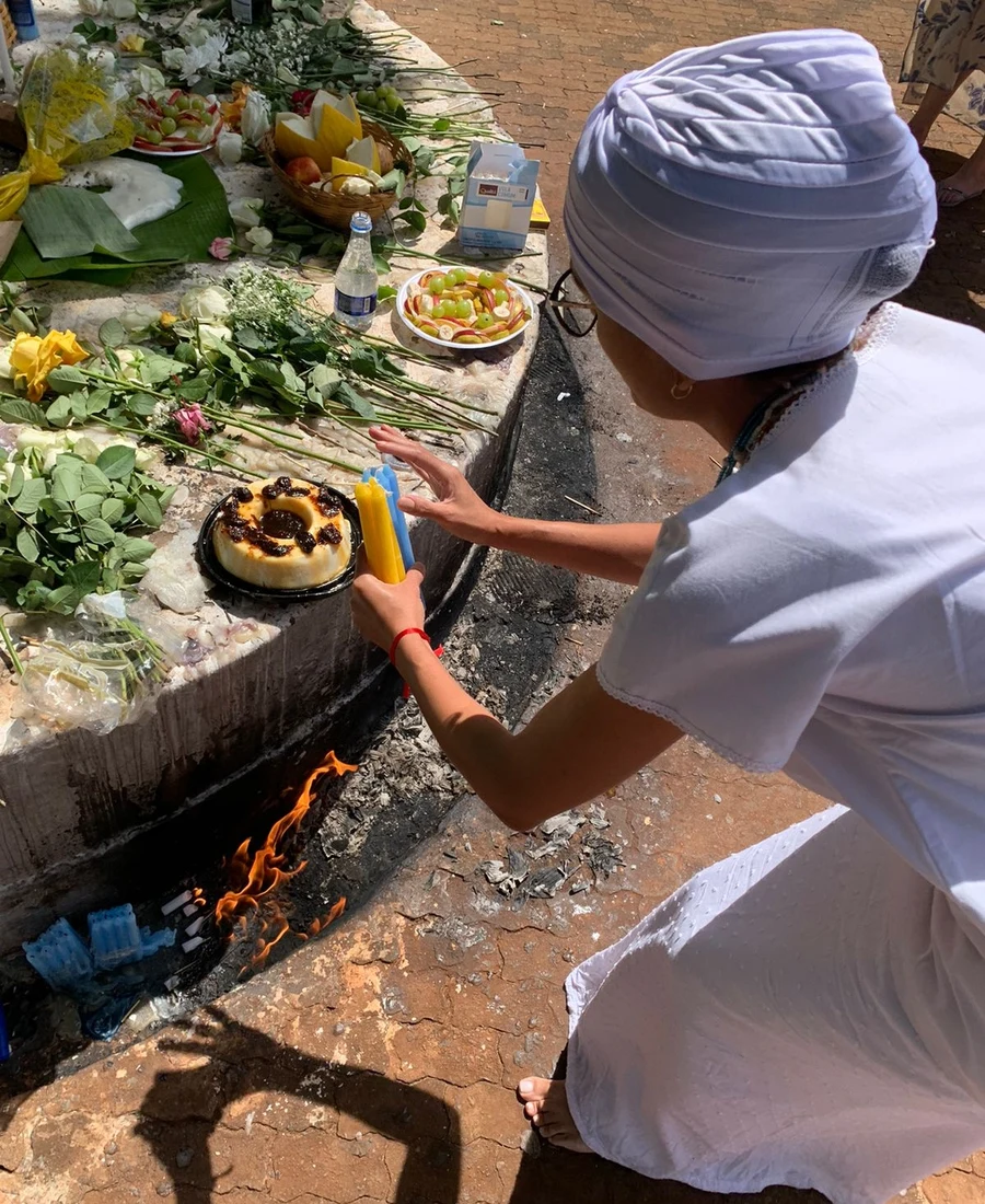Astróloga Gabriela em momento de trabalho espiritual