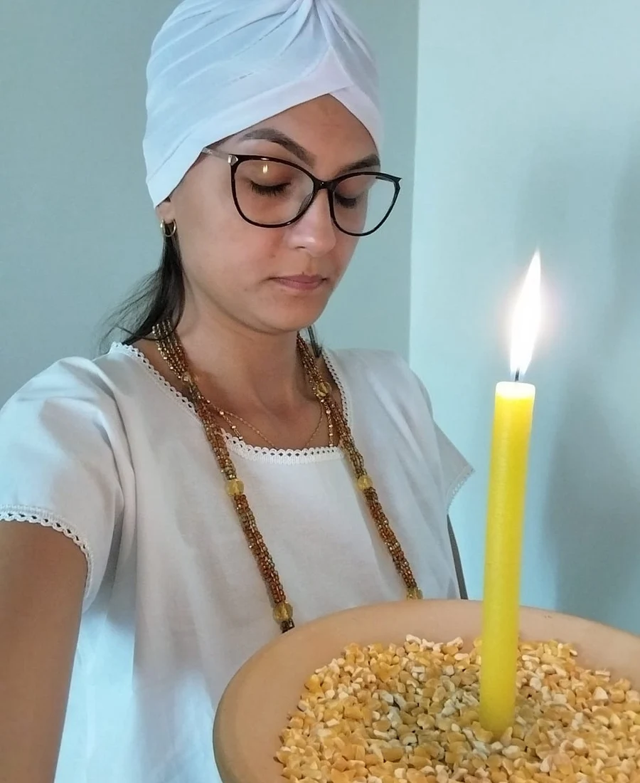 Astróloga Gabriela em momento de trabalho espiritual